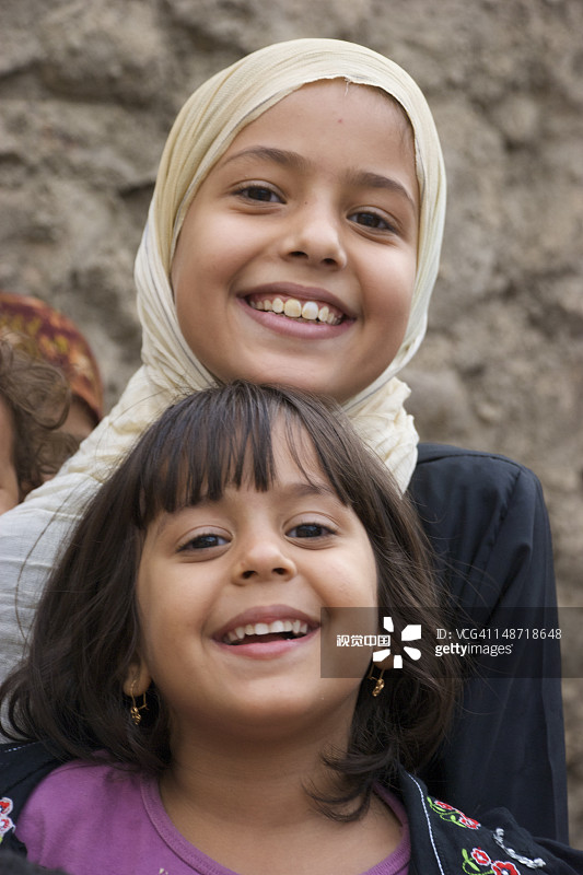 两位开心的年轻姐妹图片素材