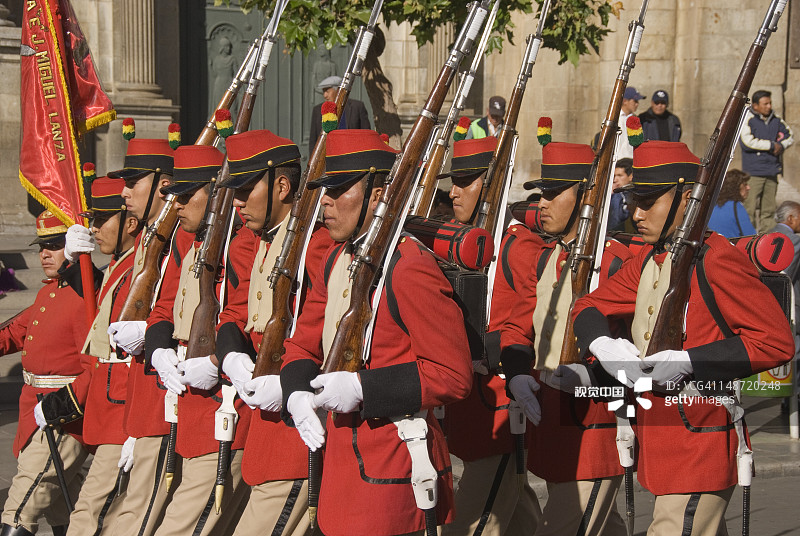 穆里略广场附近的军事游行图片素材