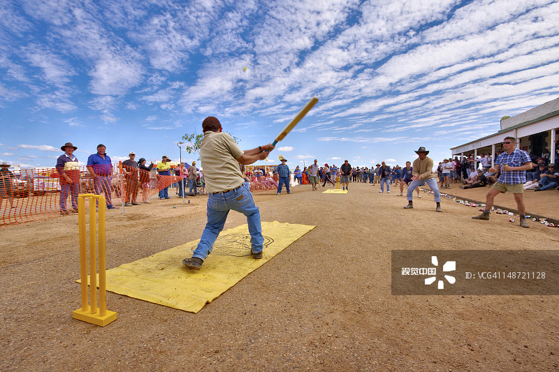 在伯兹维尔酒店前的主要街道上，人群观看友好的板球比赛图片素材