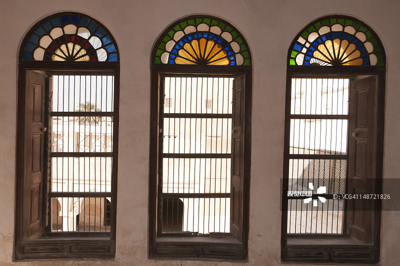 谢赫·伊萨·本·阿里故居的彩色玻璃装饰图片素材