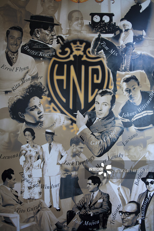 Hotel Nacional酒吧内著名宾客墙面海报图片素材