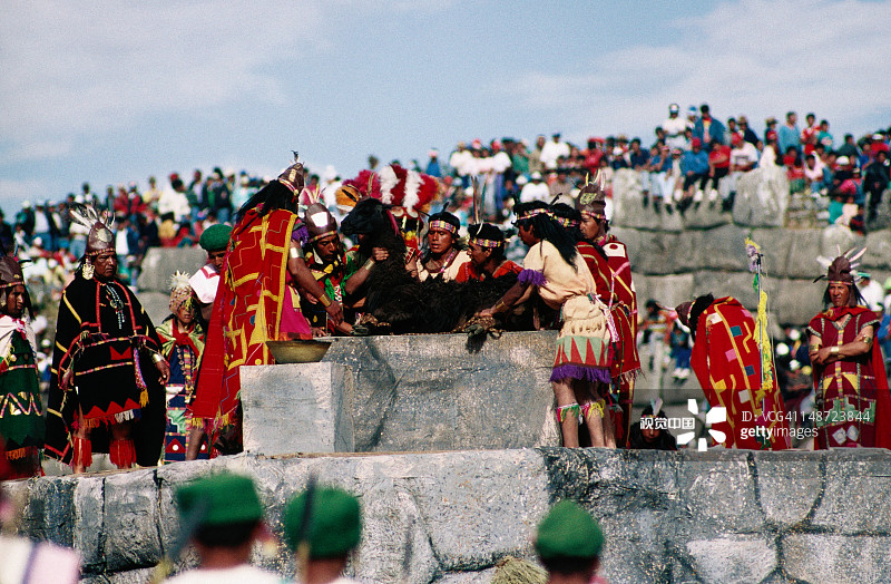 在印加遗址，一群装扮好的表演者在为游客准备祭品图片素材