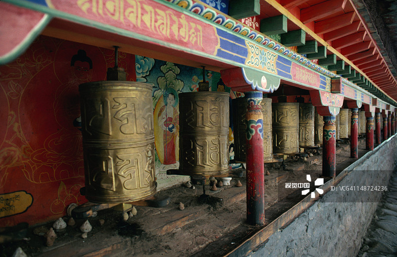 萨迦寺的一排祈祷轮图片素材