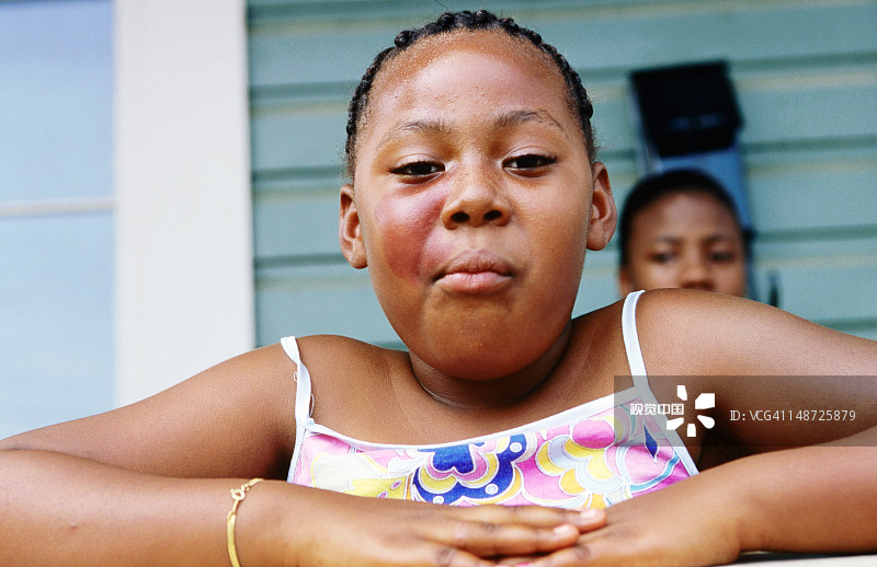 门廊上的少女肖像图片素材