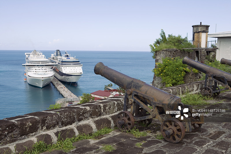 乔治角堡垒的火炮，背景是停泊的游轮图片素材