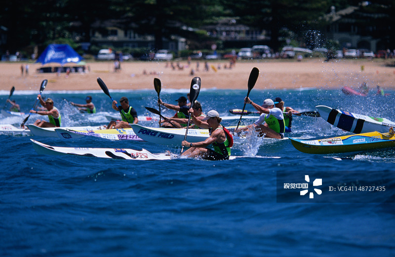 棕榈滩上的冲浪滑雪比赛图片素材