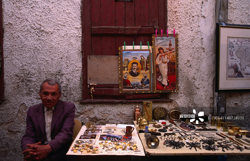 雅典跳蚤市场上出售旧货和纪念品的商贩图片素材
