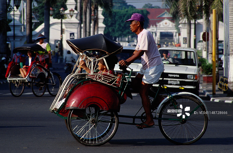 Jalan Senopati街的三轮车图片素材