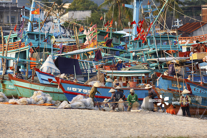 在阳东港捕鱼的渔民图片素材