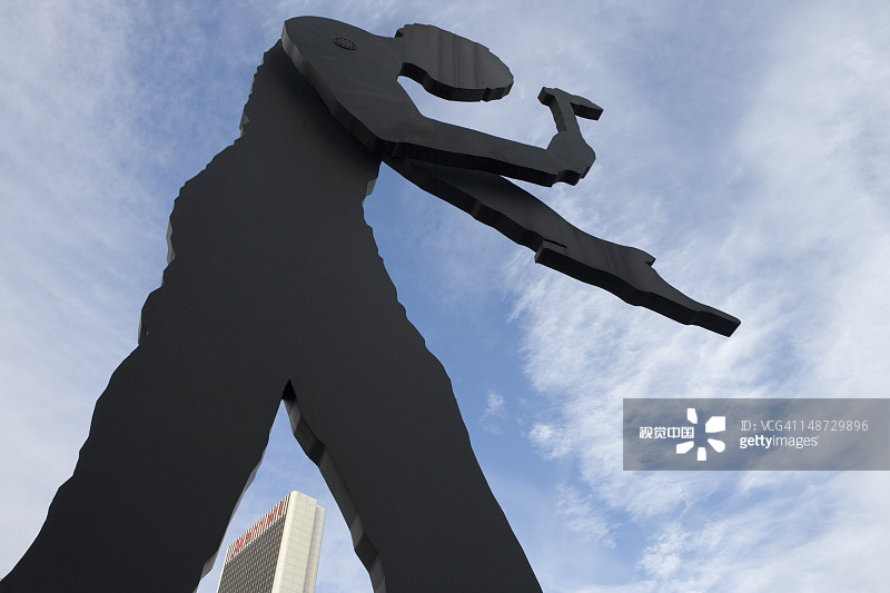 锤击者雕塑和万豪酒店大楼图片素材