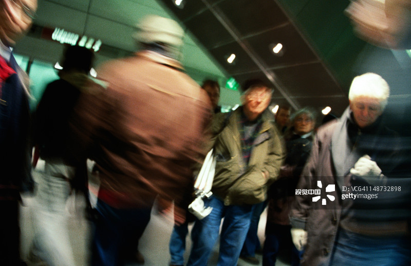 乘客进出地铁列车，诺雷波特地铁站图片素材