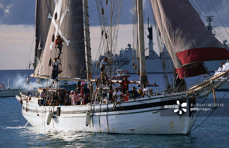 海盗船抵达，庆祝海盗周图片素材