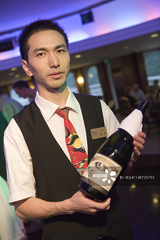 长江维多利亚游轮上的侍酒服务员图片素材