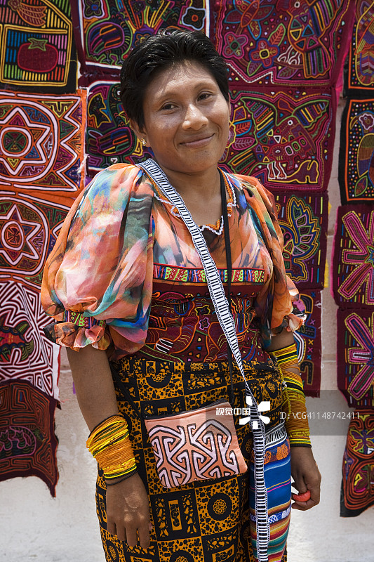 在巴拿马城老区出售传统手工艺品的库纳族印第安妇女图片素材