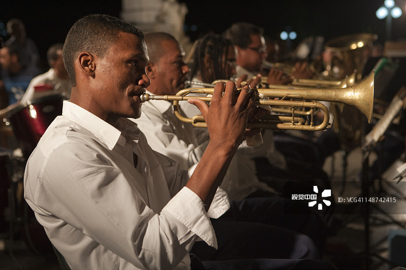 在卡利克斯托·加西亚广场参加晚间音乐会的喇叭手图片素材