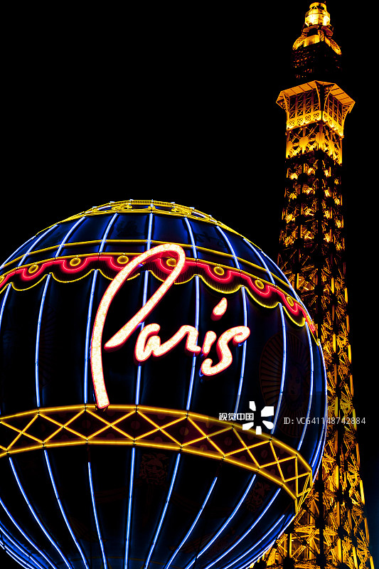 巴黎拉斯维加斯酒店外的霓虹灯招牌和埃菲尔铁塔图片素材