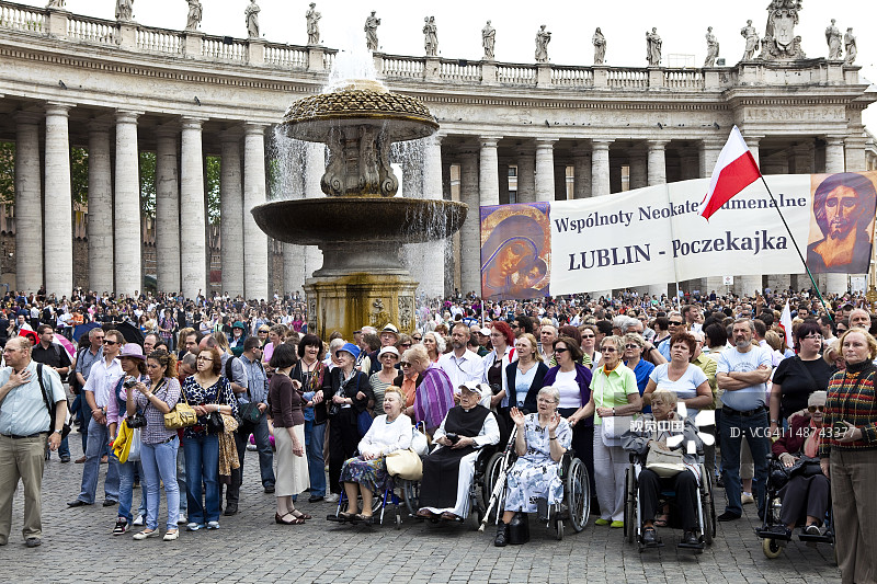 圣彼得大教堂外圣彼得广场的周日弥撒图片素材