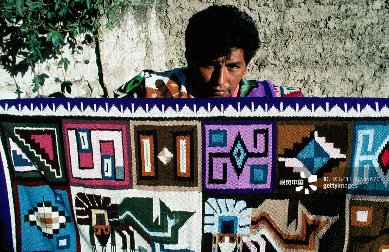 库斯科奥扬泰坦博卖手工编织挂毯的男人图片素材