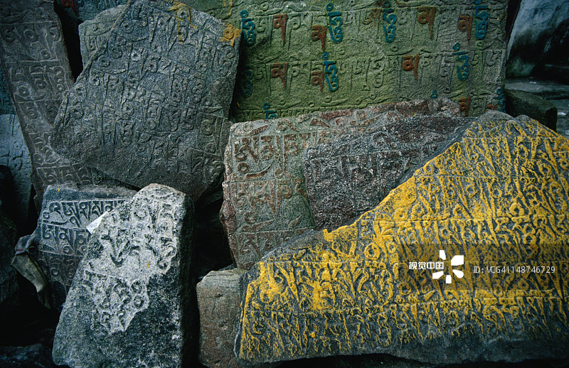 一组刻有神圣真言的嘛呢石，构成嘛呢墙图片素材