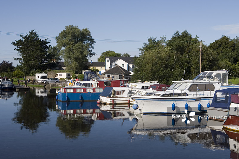 香农-厄恩水道上的船屋图片素材