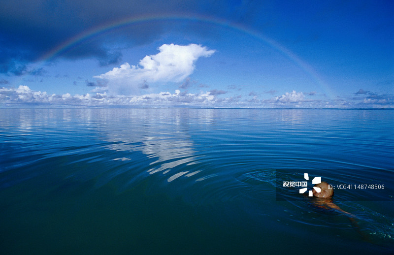 女孩在彩虹下游泳图片素材