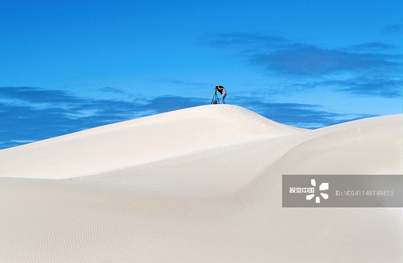 在纳拉伯平原沙丘上的摄影师图片素材