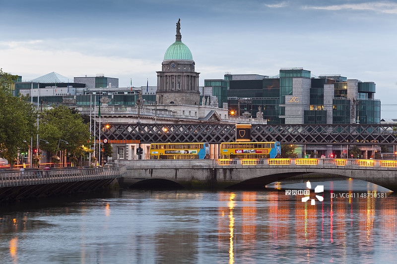 利菲河沿岸的巴特桥、海关大楼和国际金融服务中心景观图片素材