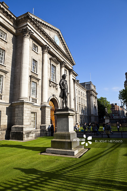 都柏林三一学院摄政楼入口处的埃德蒙·伯克雕像图片素材