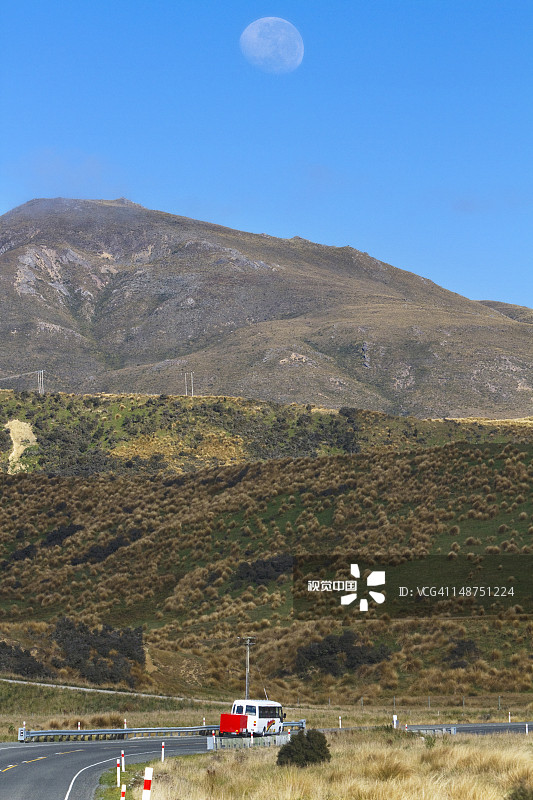 一辆巴士行驶在峡湾国家公园的风景道上图片素材