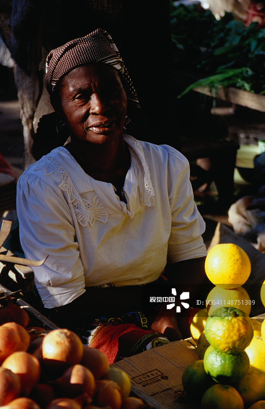 伊尼扬巴内市场的水果商贩图片素材