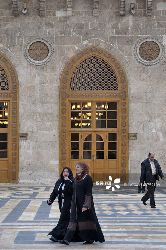 倭马亚清真寺外的妇女图片素材