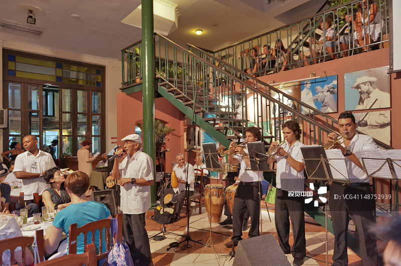 在餐厅的布埃纳维斯塔社交俱乐部替补音乐家图片素材