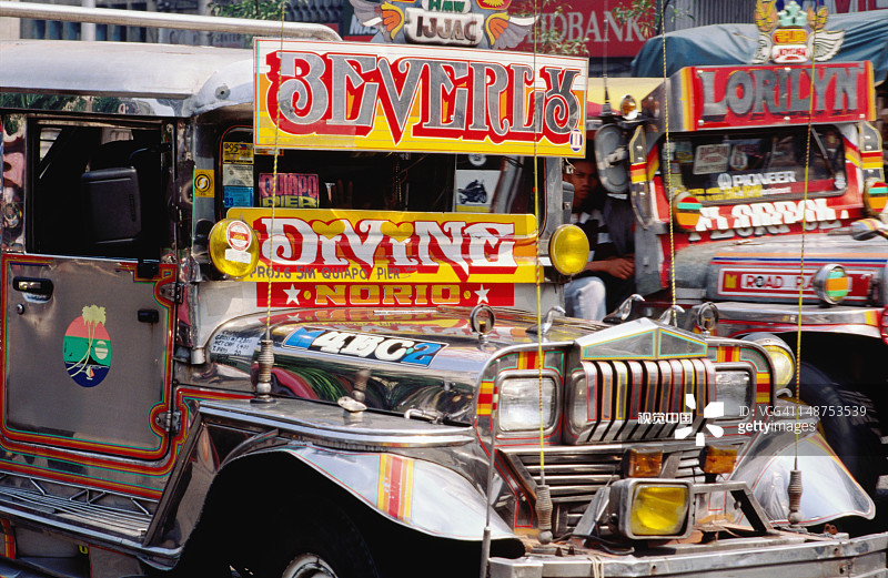 吉普尼在市场外等候乘客图片素材