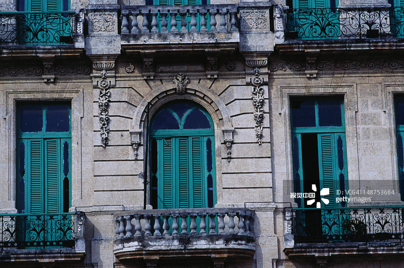 殖民时期哈瓦那老广场上，带百叶窗阳台门和风化建筑细节图片素材