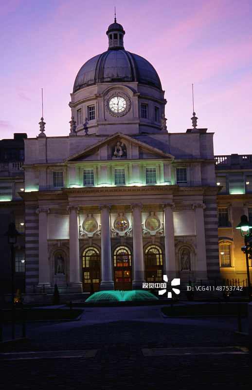 日落时分的伦斯特大厦，爱尔兰议会所在地图片素材