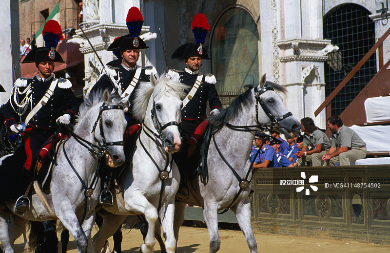 历史悠久的赛马节游行中的骑手图片素材