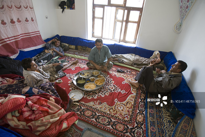 也门传统美食的男子俯视图图片素材