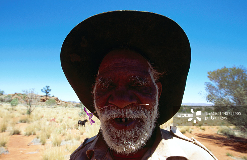 鼻子上戴着花的土著男人，Pitjantjatjara社区，洞穴山图片素材