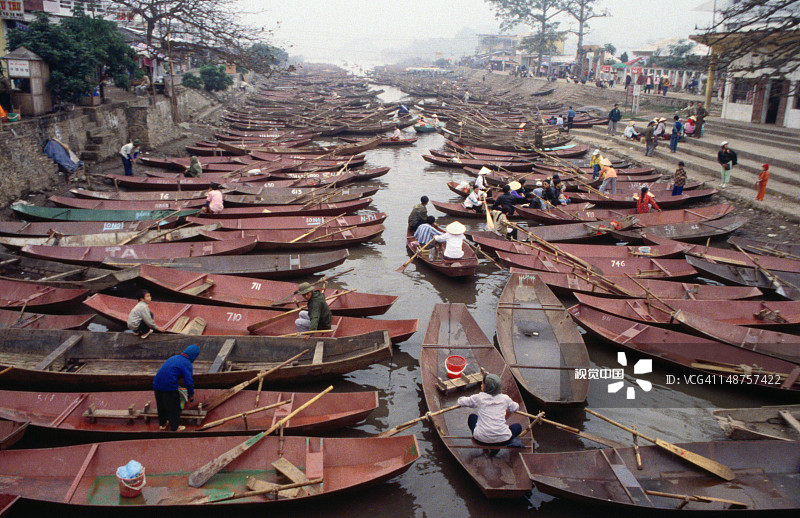 等待前往香寺的乘客和独木舟图片素材