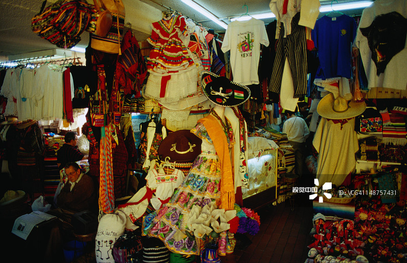 墨西哥城的手工艺品、宽边帽和T恤衫图片素材