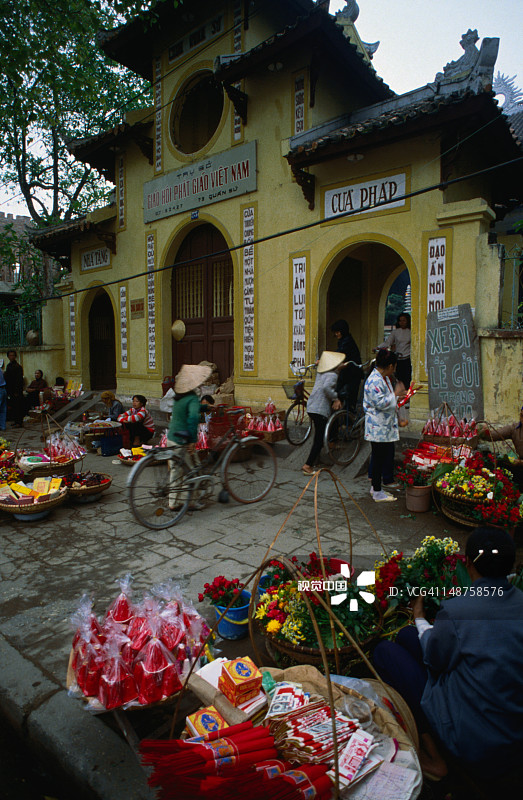 抵达河内佛教中心大使塔的朝拜者图片素材