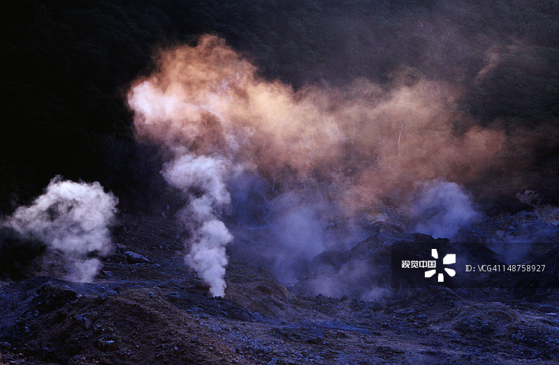 硫磺泉喷气孔升腾的蒸汽图片素材
