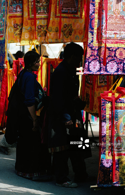 购物者在八廓街唐卡（宗教绘画）摊位图片素材