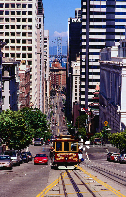 加利福尼亚街上的有轨电车，背景是海湾大桥图片素材