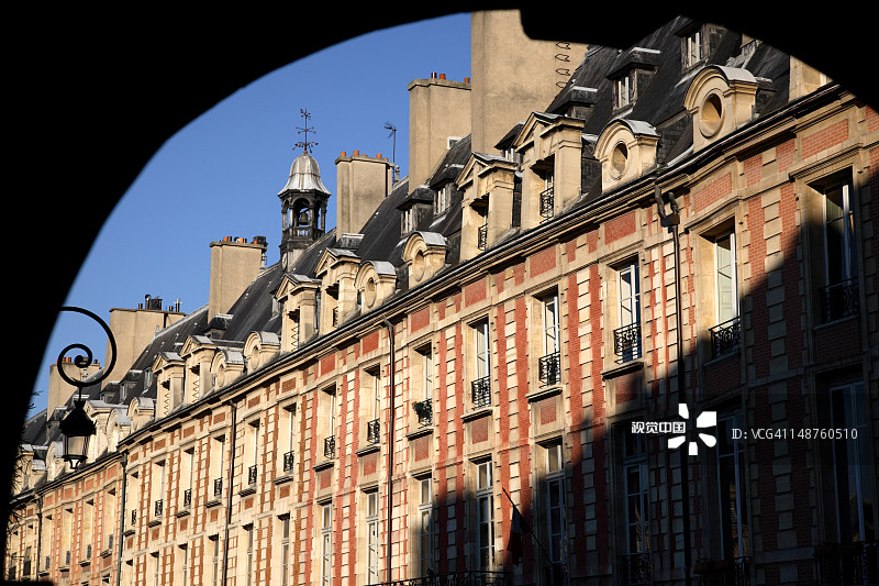 孚日广场上17世纪的石头和砖砌房屋图片素材