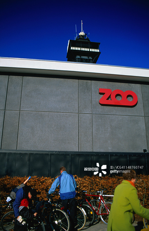 游客将自行车停在哥本哈根动物园外图片素材