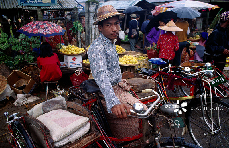 在仰光市场外等待乘客的赛卡车夫图片素材