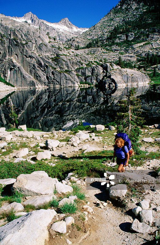 峡谷溪湖的徒步者图片素材