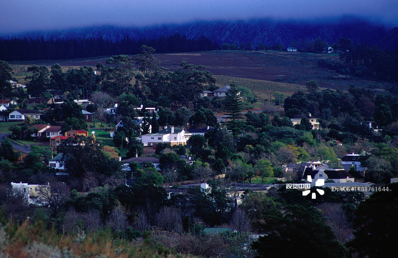 云雾缭绕的斯韦伦丹小镇图片素材
