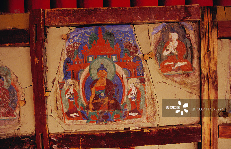 Hemis寺院庭院墙上的绘画图片素材